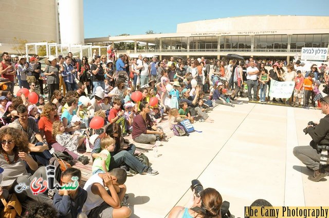 أهالي يافا يحتجون أمام ساحة هبيما مطالبين بإقامة مدرسة ثنائية اللغة